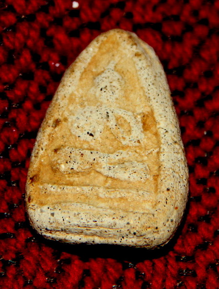 อยากทราบว่าเป็นพระอะไร รบกวนด้วยครับ