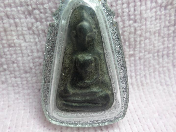 สอบถามผู้รู้ครับไม่รู้ว่าพระอะไรแท้รึเปล่าครับราคาเท่าไรครับ