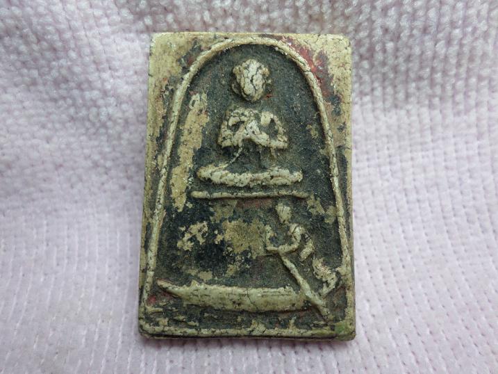 สอบถามผู้รู้ครับไม่รู้ว่าพระอะไรแท้รึเปล่าครับราคาเท่าไรครับ