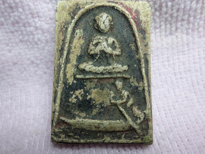 สอบถามผู้รู้ครับไม่รู้ว่าพระอะไรแท้รึเปล่าครับราคาเท่าไรครับ