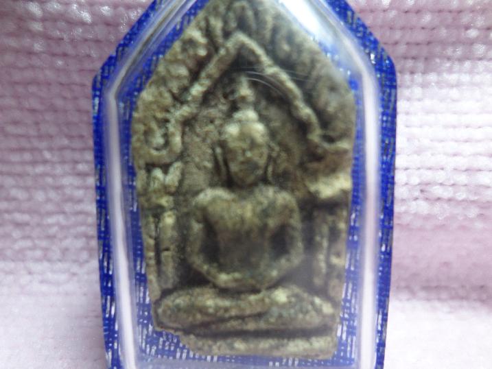 สอบถามผู้รู้ครับไม่รู้พระอะไรครับช่วยตอบหน่อยครับองค์เล็กแท้รึเปล่าครับวัดใหนครับราคาเท่าไรครับ