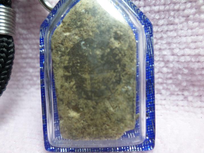 สอบถามผู้รู้ครับไม่รู้พระอะไรครับช่วยตอบหน่อยครับองค์เล็กแท้รึเปล่าครับวัดใหนครับราคาเท่าไรครับ