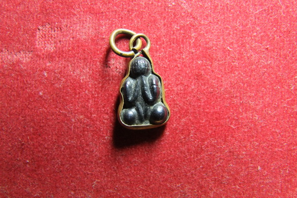 รบกวนพิจารณาพระปิดตาสองหน้าให้หน่อยครับ