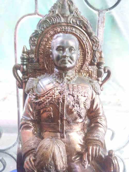 รัชกาลที่ 5 นั่งบัลลังก์ หน้าตักประมาณ 4-5 นิ้ว สูง 12 นิ้ว 