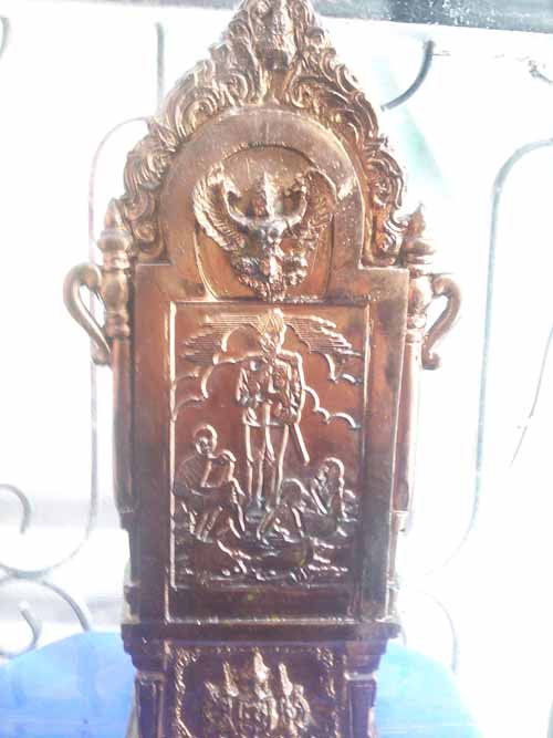 รัชกาลที่ 5 นั่งบัลลังก์ หน้าตักประมาณ 4-5 นิ้ว สูง 12 นิ้ว 