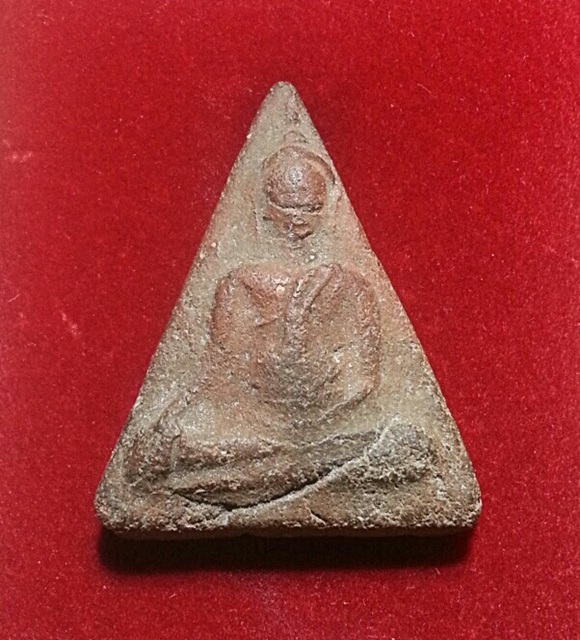 รบกวนสอบถามพระเนื้อดิน สามเหลี่ยมไม่ทราบที่มาครับ