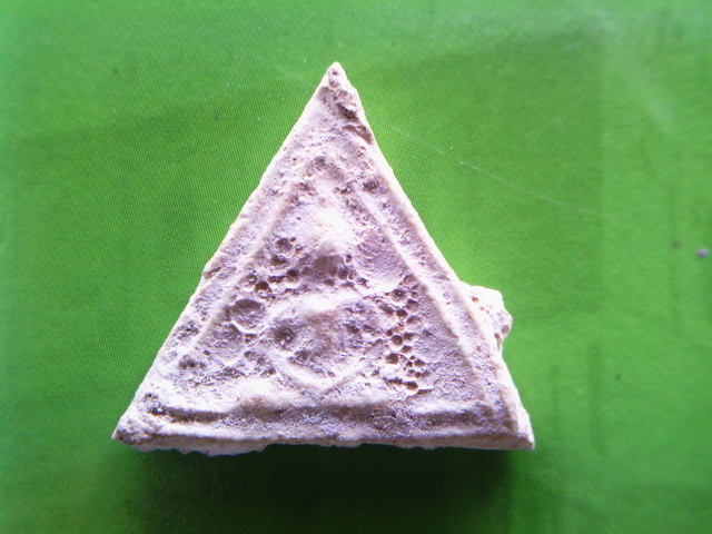 บางขุนพรหมกรุเจดีย์เล็กพิมพ์สามเหลี่ยมแข้งหมอน