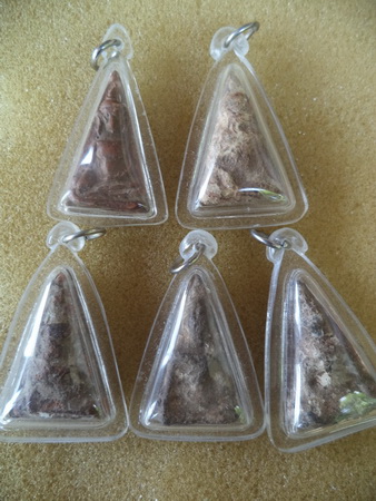 ผงสุพรรณ  1  องค์  นางพญา  4  องค์  ติชมครับ