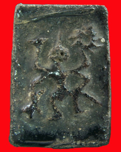 พระเนื้อผงจุ่มรัก... ไม่ทราบว่าเป็นของเกจิท่านใดครับ