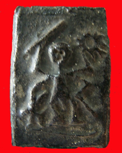 พระเนื้อผงจุ่มรัก... ไม่ทราบว่าเป็นของเกจิท่านใดครับ