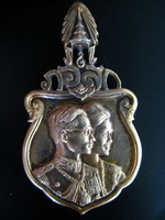 เหรียญเสด็จเยือนอเมริกา ร.9 เนื้อเงินกะไหร่ทอง   เปิดราคา 4,000 บาทครับ