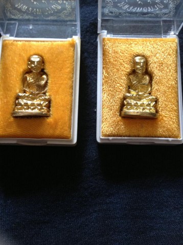 รูปหล่อหลวงปู่ทวดสรงนน้ำปี40วัดช้างให้เนื้อกะไหล่ทอง