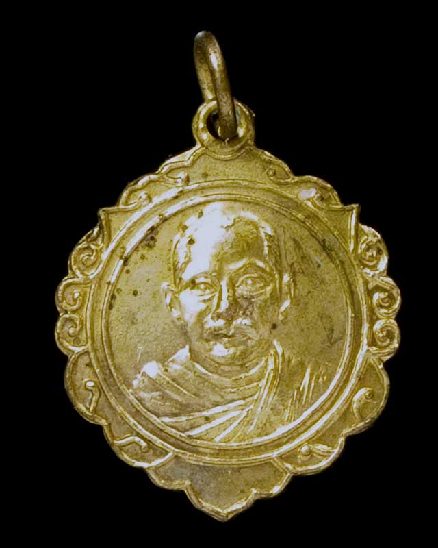 ช่วยดูหน่อยครับ หลวงพ่อท่านชื่ออะไรครับ