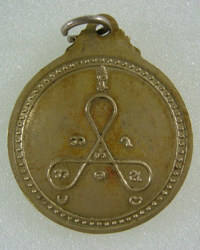 ท่านไหนพอทราบบ้างครับ  ว่าเป็นพระหลวงพ่ออะไร  ที่ไหน