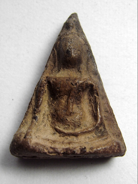 สมเด็จนางพญา พิมพ์เข่าโค้ง