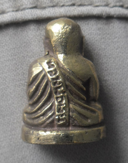 รูปหล่อหลวงพ่อเงิน ใต้ฐานมีโค๊ตและเลข ๑๕ (รบกวนทุกท่านด้วยครับ)