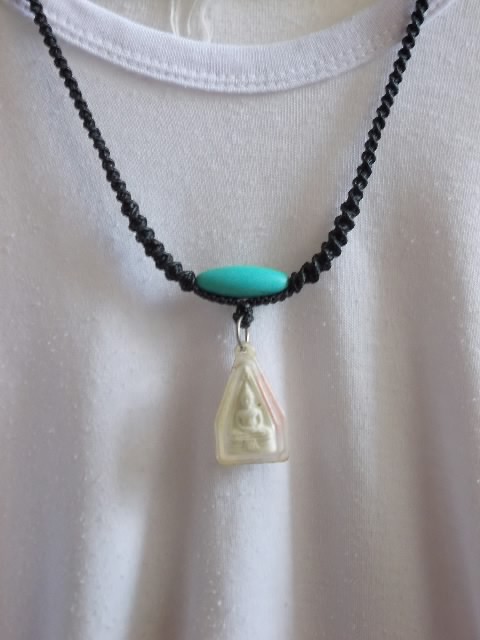 สร้อยใส่พระถักด้วยเชือกเทียน