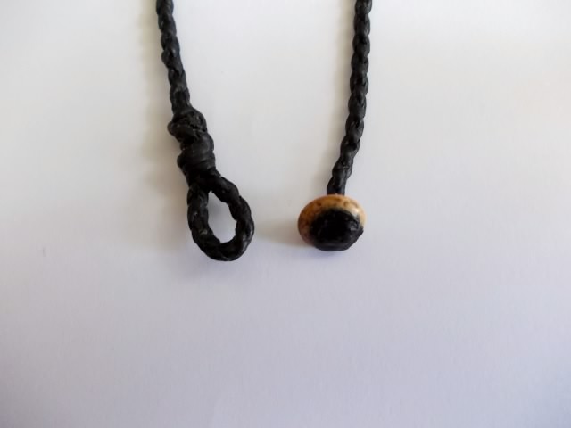 สร้อยใส่พระถักด้วยเชือกเทียน