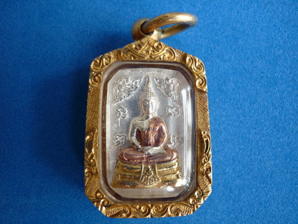 พระพุทธโสธร รุ่น ประวัติศาสตร์ 80 ปี กรมตำรวจ พิมพ์แปดเหลี่ยม เนื้อเงินชุบสามกษัตริย์ ปี2538 