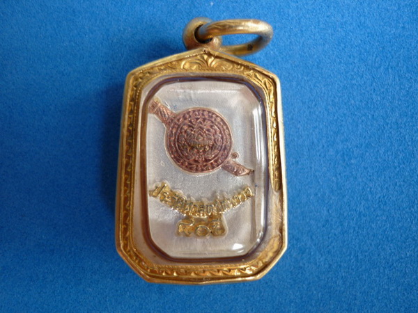 พระพุทธโสธร รุ่น ประวัติศาสตร์ 80 ปี กรมตำรวจ พิมพ์แปดเหลี่ยม เนื้อเงินชุบสามกษัตริย์ ปี2538 