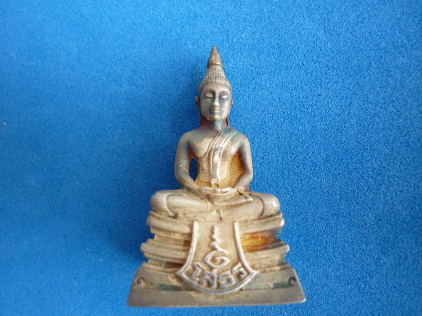 พระพุทธโสธร รุ่น ประวัติศาสตร์ 80 ปี กรมตำรวจ เนื้อเงินพ่นทรายนวลขัดเงาบางส่วน พิมพ์ใหญ่  ปี2538