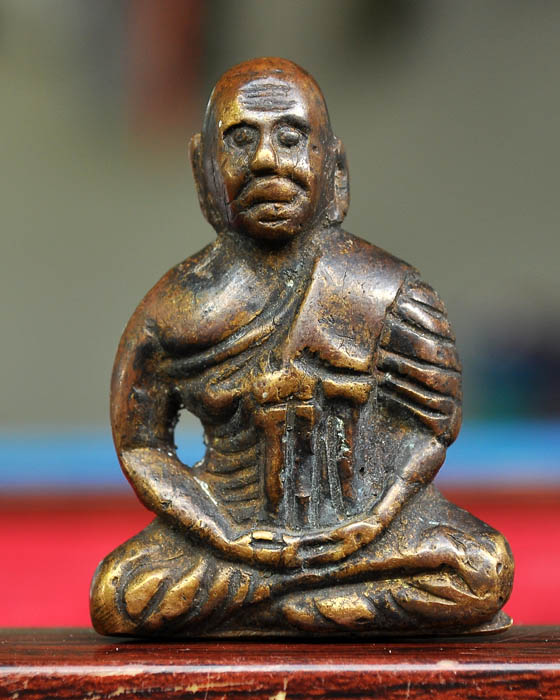 รูปเหมือนลอยองค์ขนาดราวๆ1นิ้วกว่าๆxเกือบ2นิ้ว ไม่ทราบที่คับ