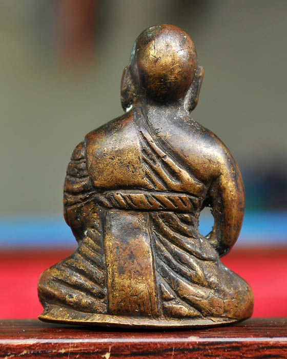 รูปเหมือนลอยองค์ขนาดราวๆ1นิ้วกว่าๆxเกือบ2นิ้ว ไม่ทราบที่คับ