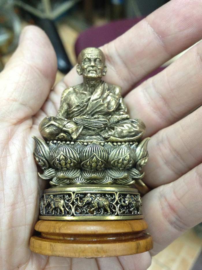 พระบูชาตั้งหน้ารถหลวงปู่ทวดรุ่นปาฏิหาริย์สองโพธิสัตว์"องค์นี้คือเนื้ออะไร" ?