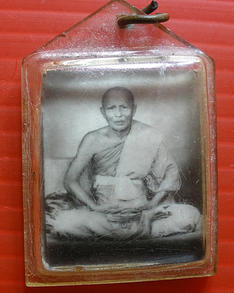 ช่วยตอบที่ครับรูปถ่ายหลวงพ่ออะไรครับ