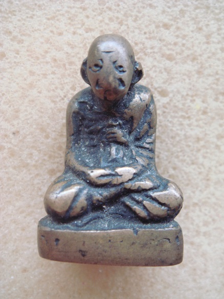 รบกวนพี่พี่ ช่วยดูว่าเป็นรูปหล่อ ของเกจิอาจารย์ท่านใด หรอครับ