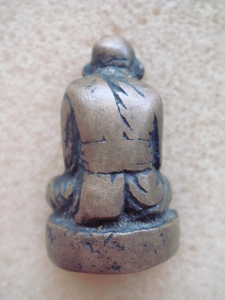 รบกวนพี่พี่ ช่วยดูว่าเป็นรูปหล่อ ของเกจิอาจารย์ท่านใด หรอครับ