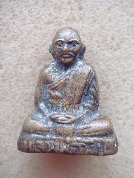 รบกวนพี่พี่ ช่วยดูว่าเป็นรูปหล่อ ของเกจิอาจารย์ท่านใด หรอครับ No.2