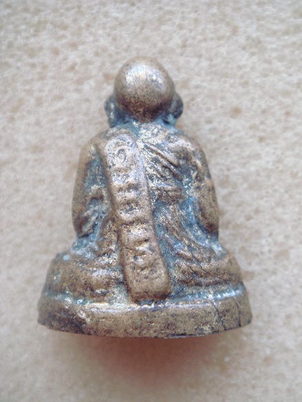 รบกวนพี่พี่ ช่วยดูว่าเป็นรูปหล่อ ของเกจิอาจารย์ท่านใด หรอครับ No.2