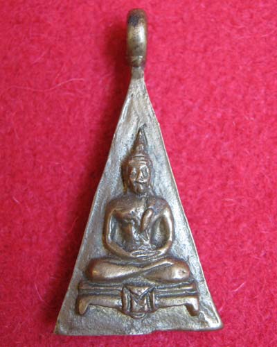 พระหล่อโบราญพิมพ์สามเหลี่ยมสองหน้าที่ใหนครับแท้หรือเปล่าครับราคาเท่าใหร่ครับ