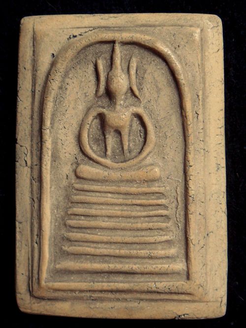 สมเด็จเกศไชโย เจ็ดชั้น (นิยม) รุ่นสร้างเขื่อน ๒๔๙๕ เนื้อเหลือง