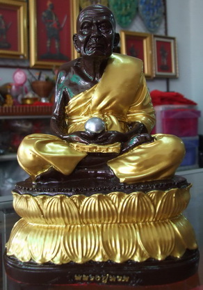 เอามาให้ชมครับ หลวงปู่ทวดและหลวงปู่โต หล่อจากแร่เหล็กน้ำพี้ 