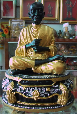 เอามาให้ชมครับ หลวงปู่ทวดและหลวงปู่โต หล่อจากแร่เหล็กน้ำพี้ 