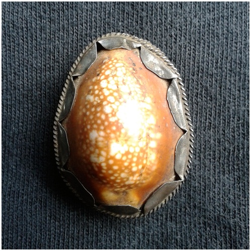 เบี้ยแก้ หลวงพ่อคำ วัดโพปล้ำ วิเศษ อ่างทอง เลี่ยมเงิน ยุคต้น ห่วงชำรุด เก่า คลาสสิค