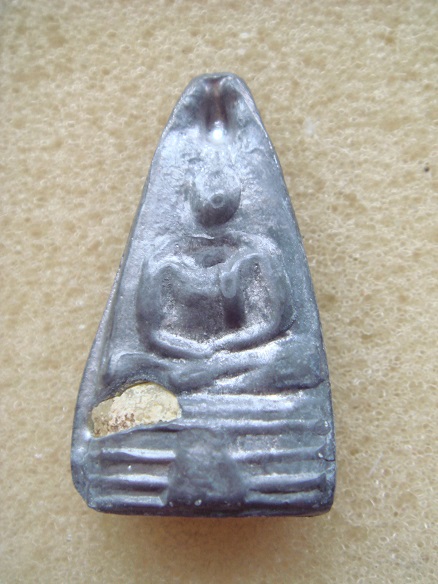 พระเนื้อตะกั่ว ฝังเขี้ยว หลวงพ่อดำ วัดกุฎี แท้ไหมครับ รบกวนพี่พี่ ครับ