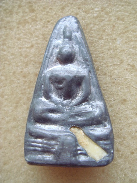 พระเนื้อตะกั่ว ฝังเขี้ยว หลวงพ่อดำ วัดกุฎี แท้ไหมครับ รบกวนพี่พี่ ครับ