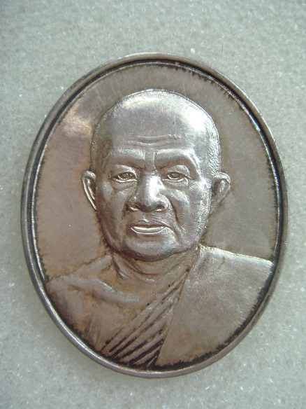 รบกวนพี่พี่ เหรียญเนื้อเงิน หลังลายเซ็น เป็นเกจิอาจารย์ท่านใด หรอครับ ช่วยทีครับ