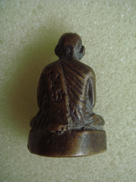 รบกวนพี่พี่ ช่วยดูว่าเป็น รูปหล่อหลวงพ่อท่านใดหรอครับ