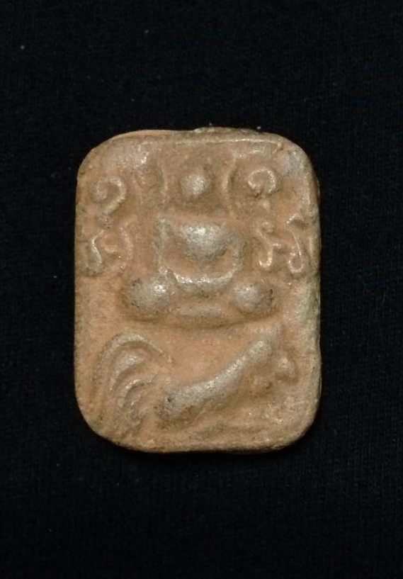 หลวงพ่อปาน พิมพ์ ทรงไก่หางห้าเส้น