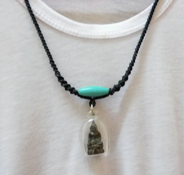 สร้อยห้อยพระ ถักด้วยเชือกเทียน