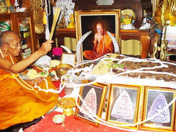 พระขุนแผนเนื้อว่านมหาเสนห์ผสมผงรกแมว หลวงปู่คำบุ วัดกุดชมพู่ 