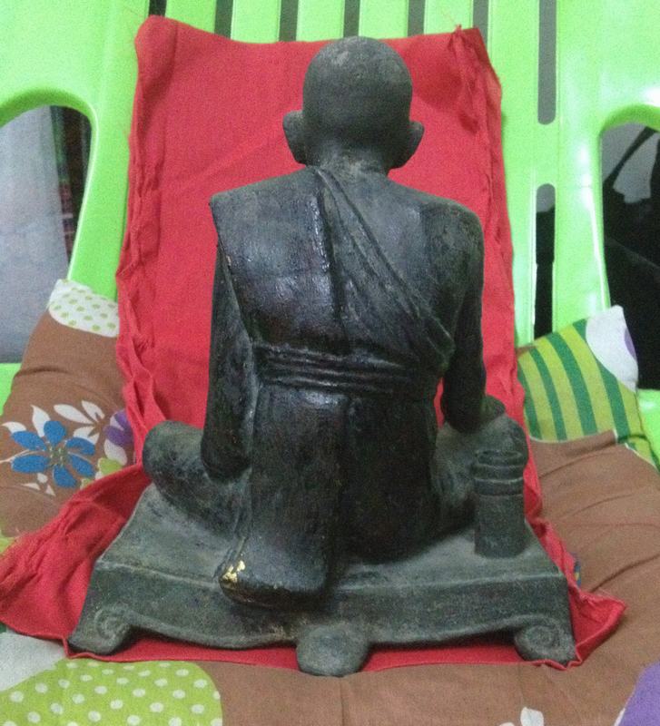 สอบถามรูปหล่อ หลวงปู่ศุขครับ (รบกวนผู้รู้ด้วยนะครับ)