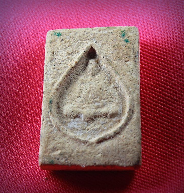 ไม่ทราบชื่อครับรบกวนผู้รู้ครับ 