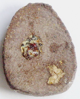 พระปิดตา หลังฝังเม็ดแร่