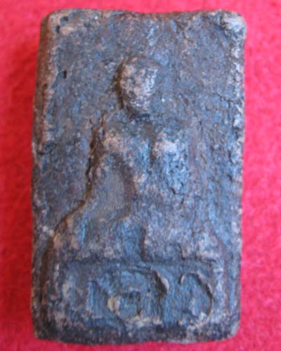 พระหลวงพ่ออะใรแท้ใหมครับ เล่นกากันเท่าใหร่ครับ เห็น พ. ศ ลึกดีครับ