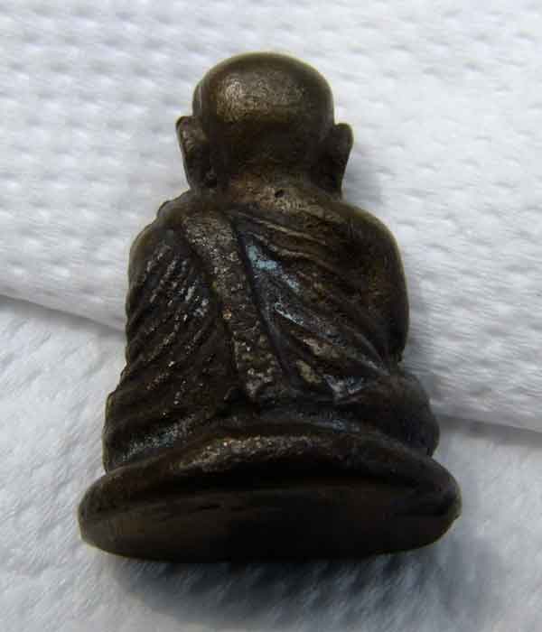 รบกวนพิจารณารูปหล่อหลวงพ่อเงิน